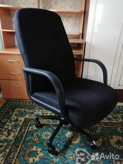 Компьютерный стол с креслом