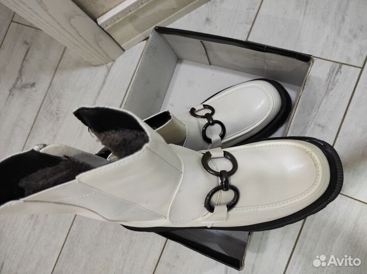 Пуховик белый и сапоги зима