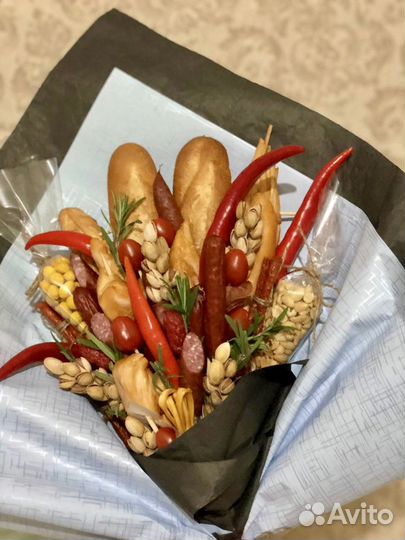 Съедобный букет из колбасы и закусок