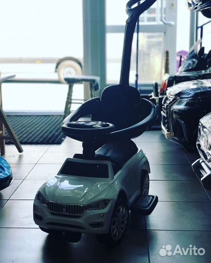 Каталка толокар Машинка с Ручкой и мягким сидением