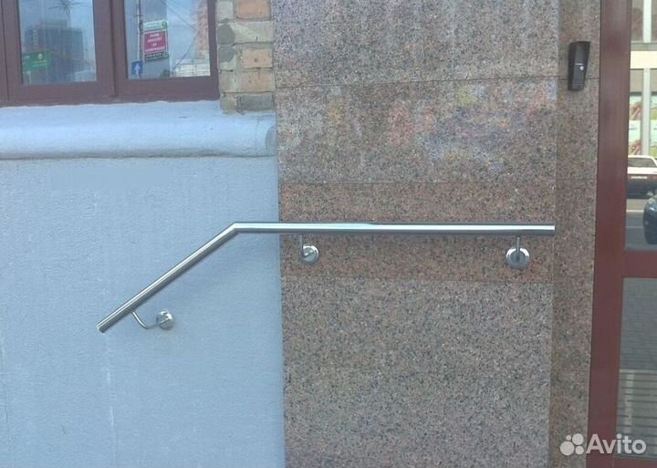 Ограждение из стали с деревянным поручнем