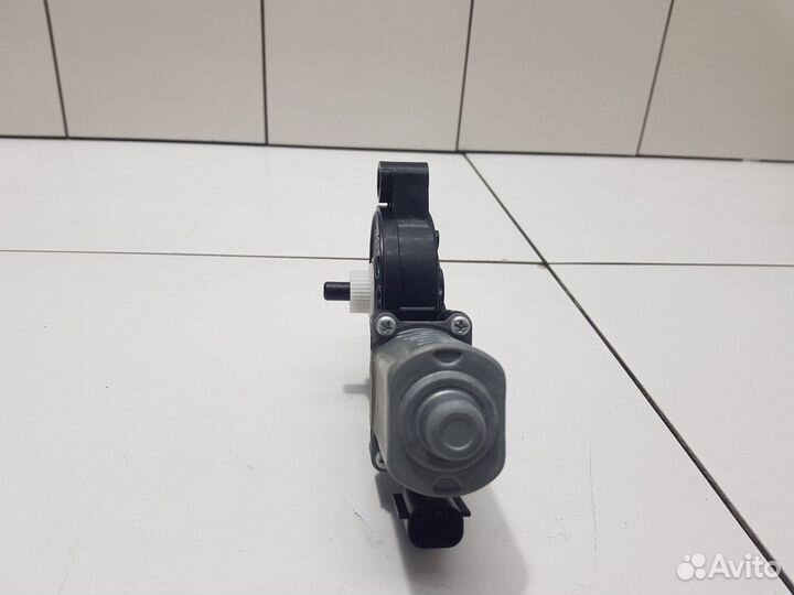 Моторчик стеклоподъемника задний левый