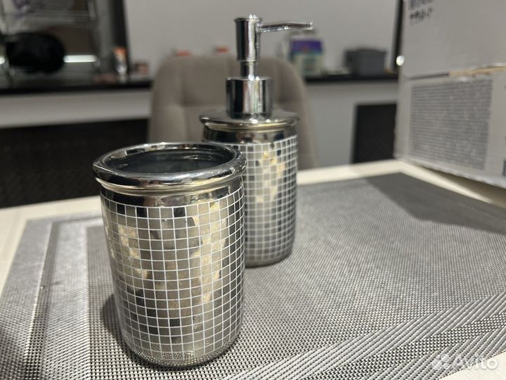 Дозатор и стакан для щеток