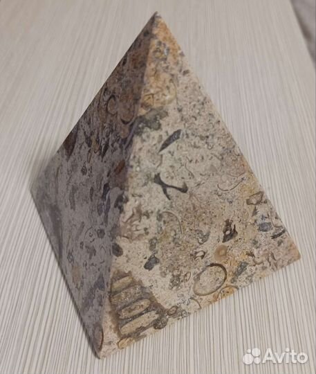 Пирамидка сувенир из ракушечника