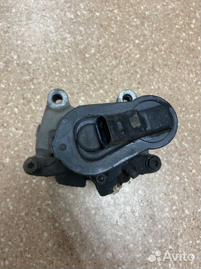 Суппорт задний левый Volkswagen Passat B7 11-15г