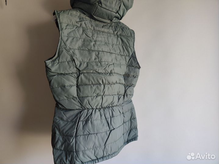 Жилетка пуховая 44 новая