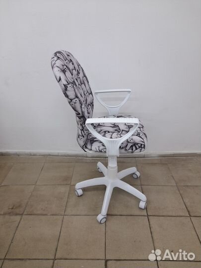 Компьютерное кресло. Белое. Новое