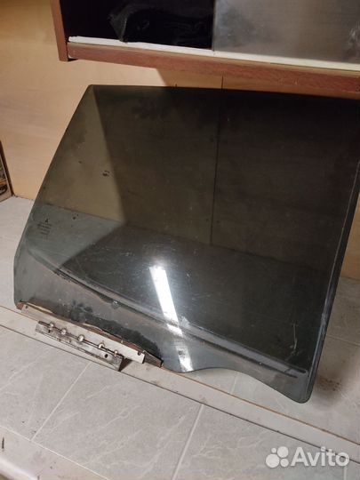 Стекло заднее правое