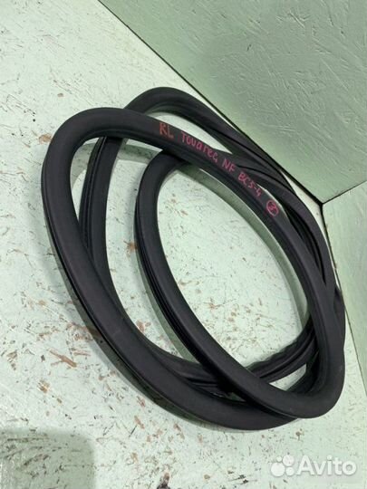 Уплотнитель двери задний левый Volkswagen Touareg