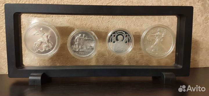 Рамка с серебряными монетами