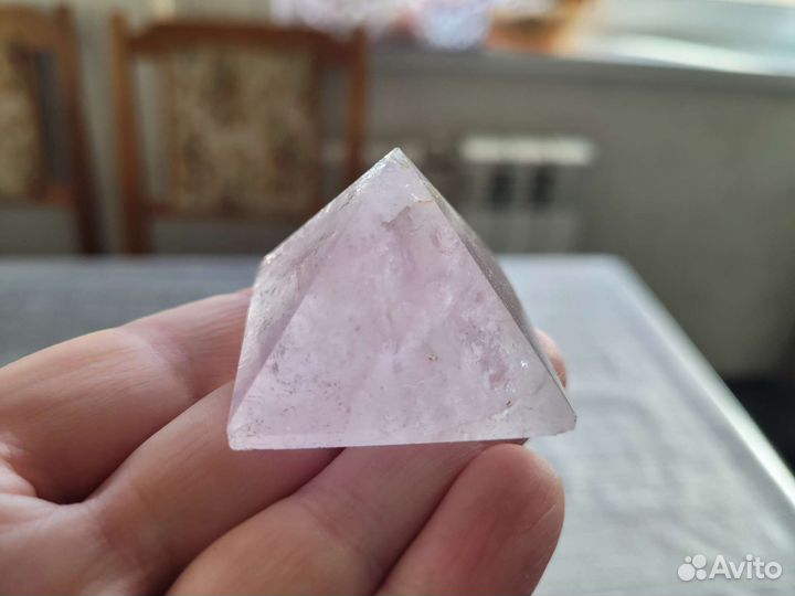 Пирамидка из розового кварца
