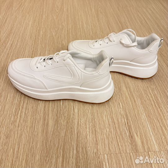 Кроссовки женские