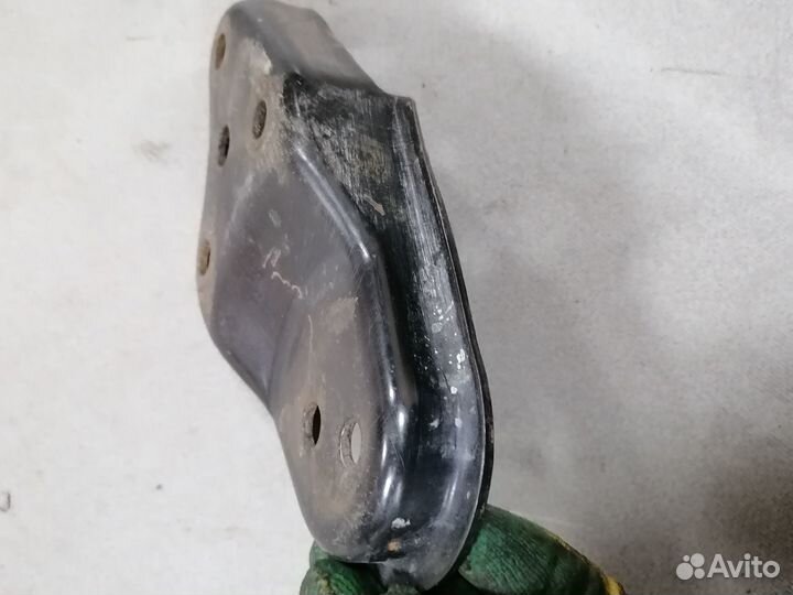 Креплен.кронштейна опоры двс Nissan Bluebird 1987