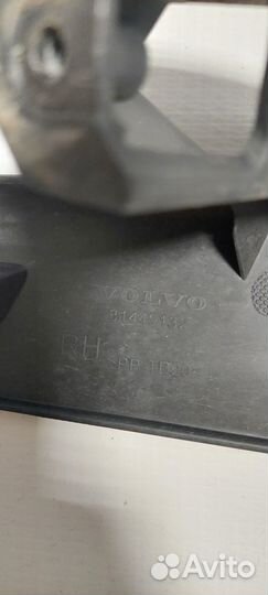 Кронштейн противотуманной фары правый Volvo XC60