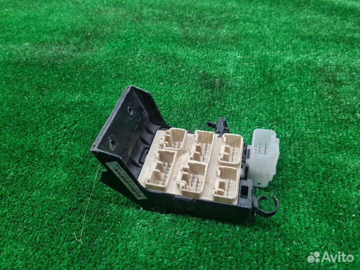 Блок предохранителей Toyota Avensis t250 Авенси