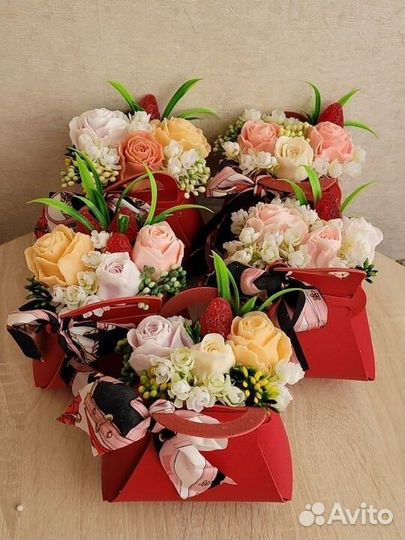 Мини букеты в кожаной сумочке