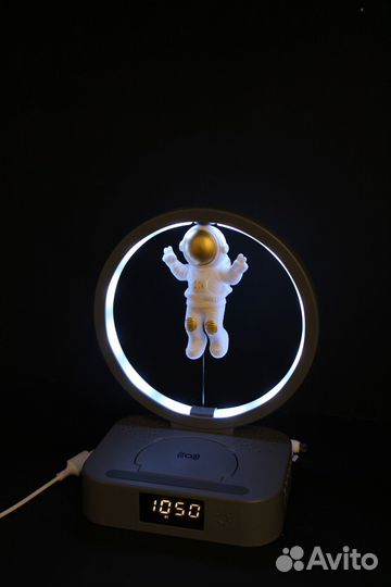 Умная колонка космонавт