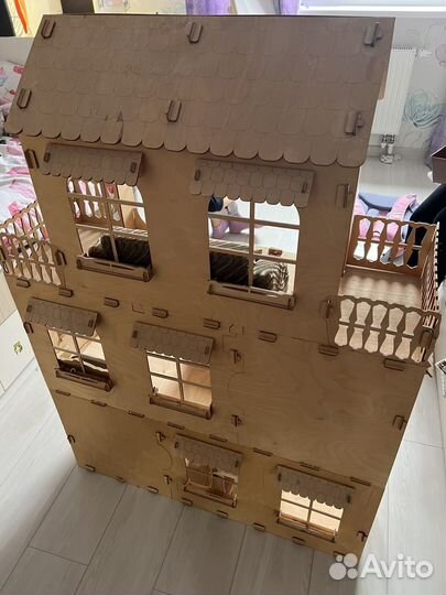 Большой кукольный домик с мебелью