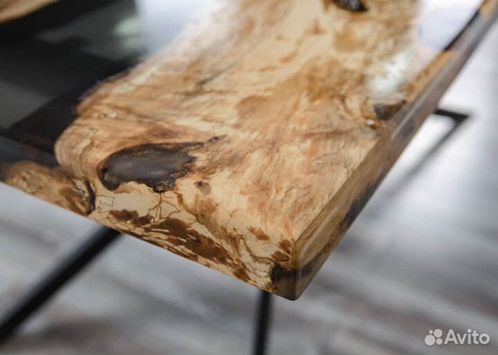 Стол из слэба благородной породы дерева и смолы