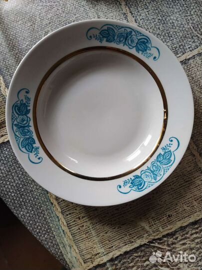 Тарелки и стаканы