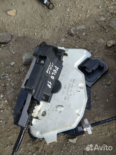 Замок двери передней правой Volkswagen Polo (Mk5)