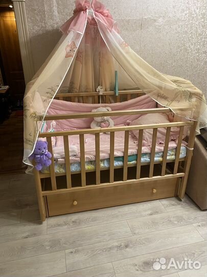 Детская кроватка с маятником и ящиком