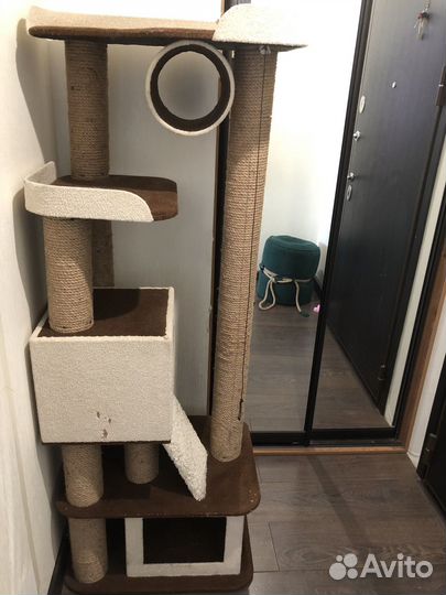 Кошачий домик с когтеточкой