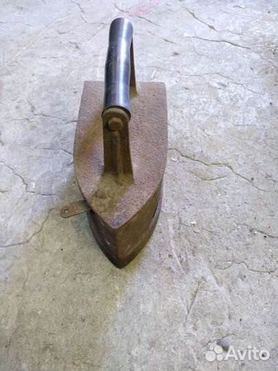 Старинный угольный утюг