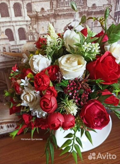 Интерьерная композиция из искусственных цветов