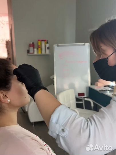 Модель на брови