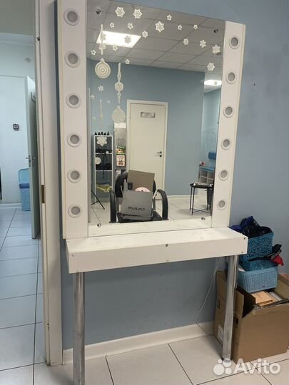 Гримерный столик с зеркалом и подсветкой