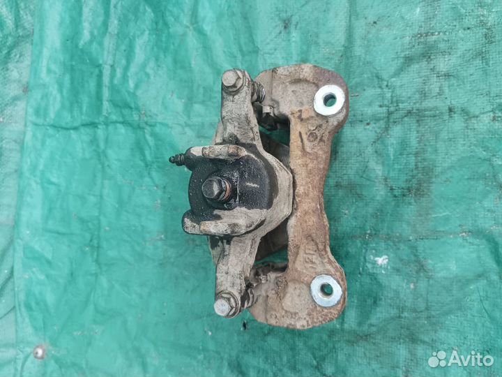 Суппорт тормозной перед левый Pajero Sport 08-15 г