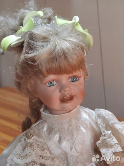 Кукла фарфоровая