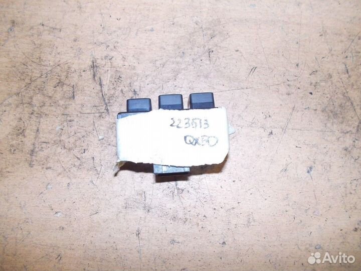 Кнопка памяти сидений (Infiniti QX50)