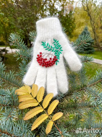 Перчатки женские пуховые с вышивкой Рябиновые бусы