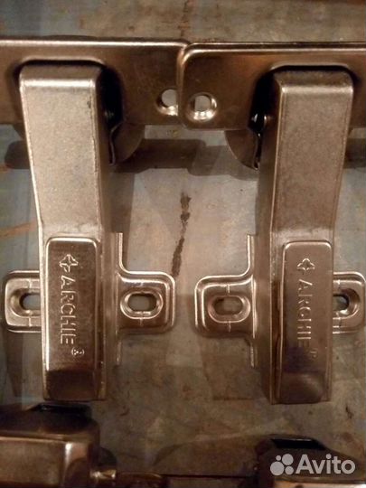 Мебельная фурнитура-петля накладная