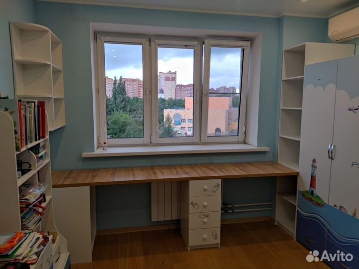 Рабочая зона у окна для фрилансера