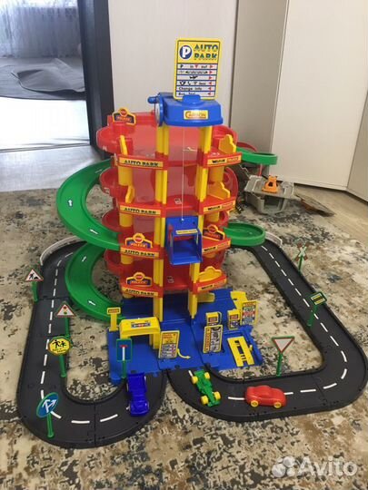 Трек парковка гараж, многоэтажная стоянка