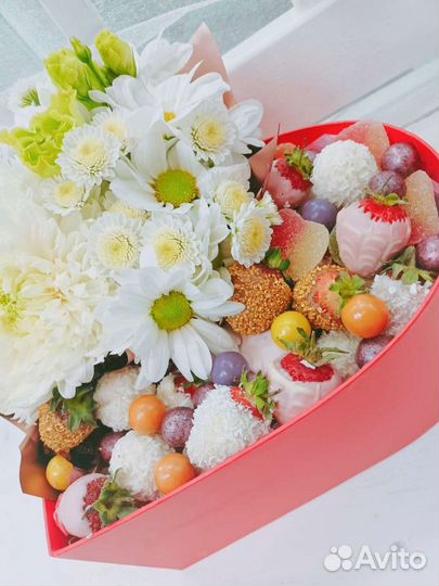 Клубничные сердца с цветами