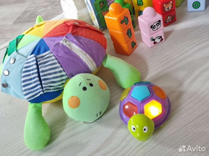 Развивающие игрушки для малышей пакетом