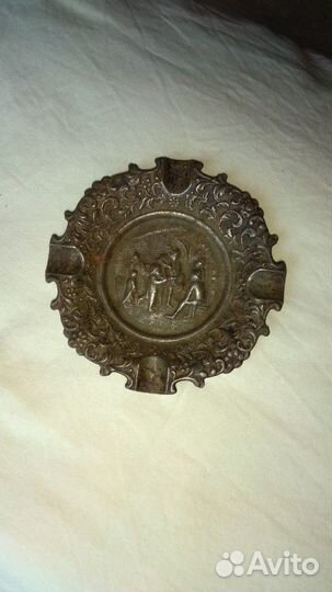 Пепельница и прялка