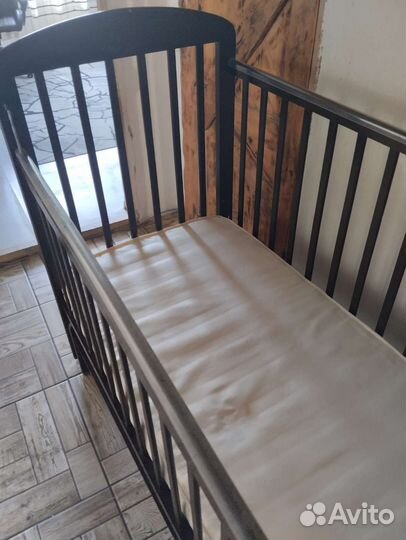 Детская кроватка с маятником