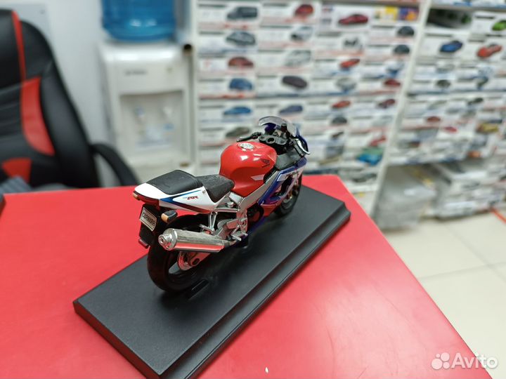 Honda CBR 900RR Fireblade 1:18 Welly