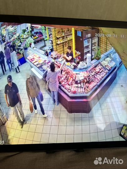 Продавец колбасы и сыров