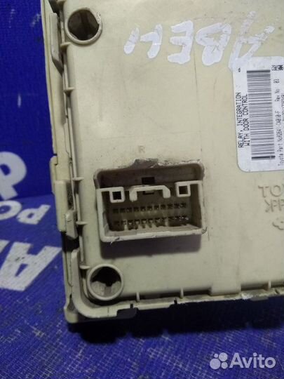 Блок предохранителей салона Toyota Avensis седан