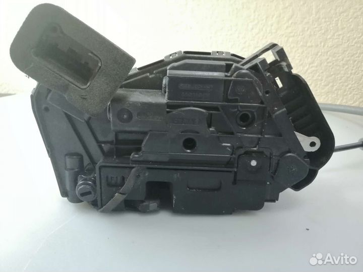 Замок двери задней лев/пр Skoda Rapid II