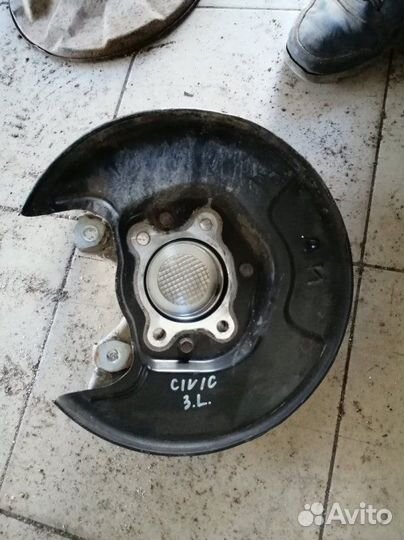 Кулак поворотный задний левый Honda Civic 4D R18A2