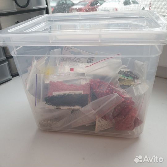 Бисер новый с контейнером