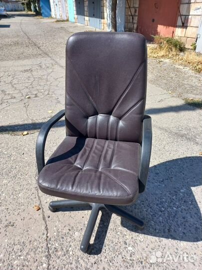 Кожаное кресло руководителя бу
