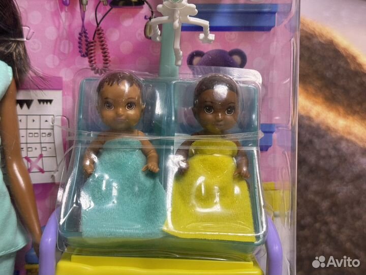 Новая кукла Barbie Детский доктор с малышами